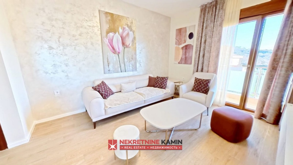 Prostran i lijepo opremljen trosoban stan+2 parking mjesta, Radanovići